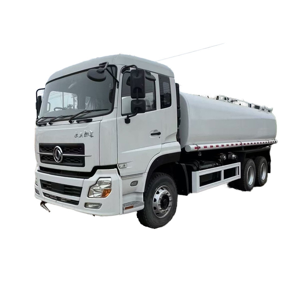 Le Tout Nouveau Camion Aspersisseur DF 20000L Est &eacute;quip&eacute; D'un Moteur Diesel Et D&