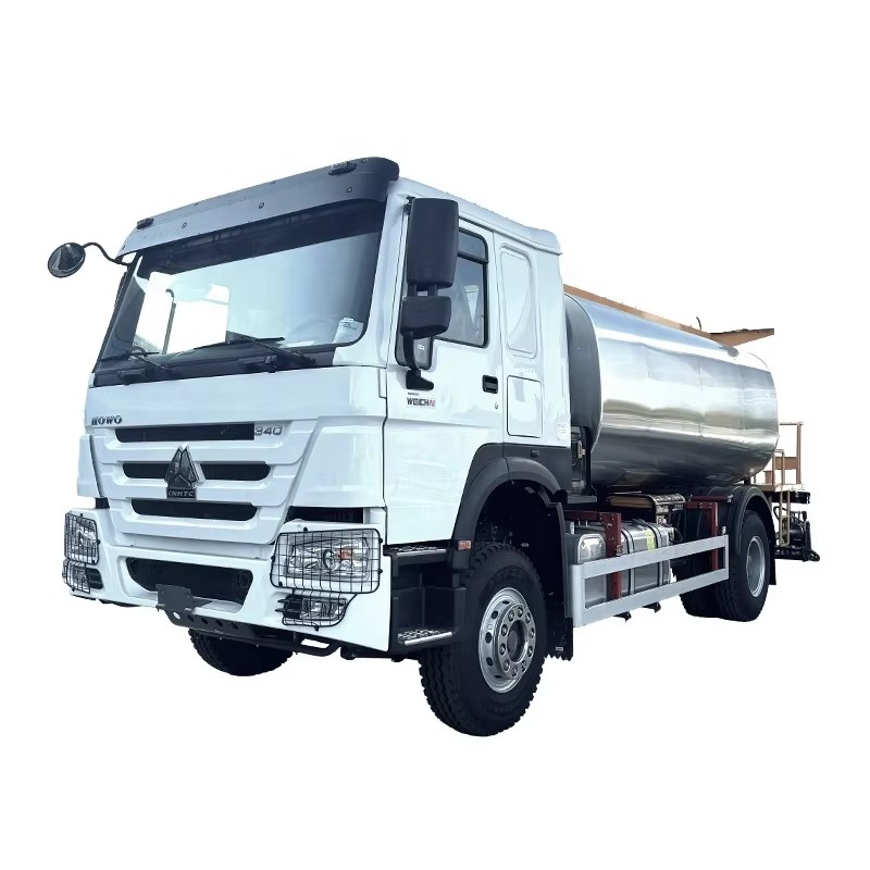 Camion De Distributeur De Bitume D'asphalte D'exportation Chaude Howo Road Paving Machiner