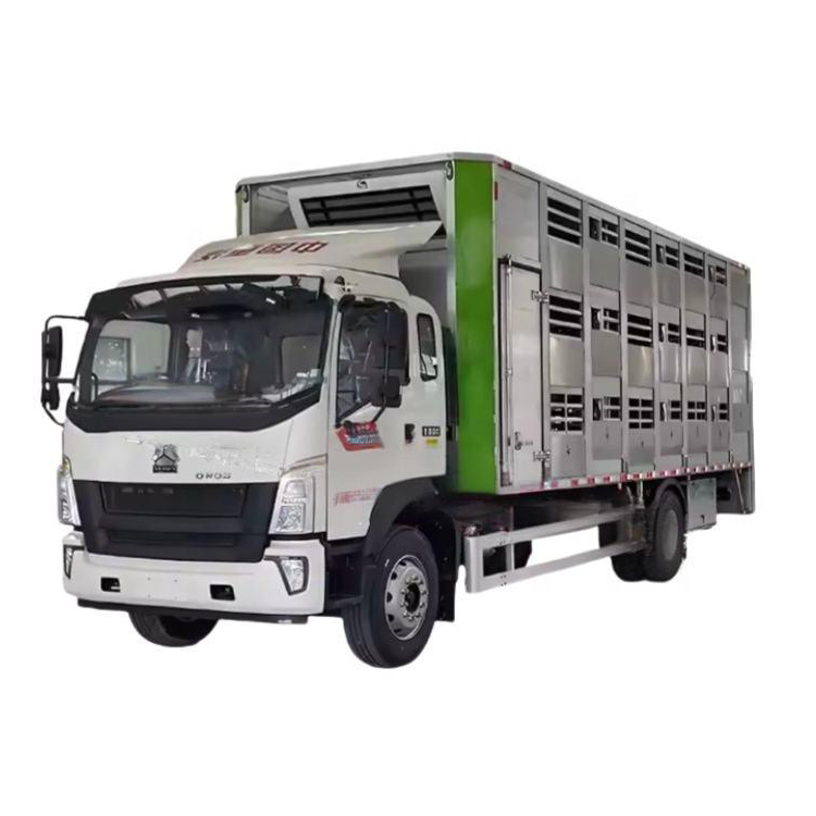 HOWO 4 * 2 4 * 4 Camion De Transporteur De Volaille De Ferme 6,8 M Animal Vache Cochon De Transfert 